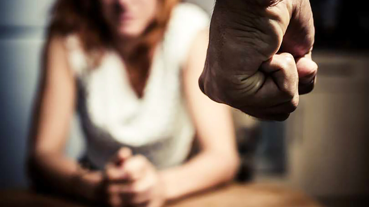 Ragusa, una sedia rossa contro la violenza sulle donne
