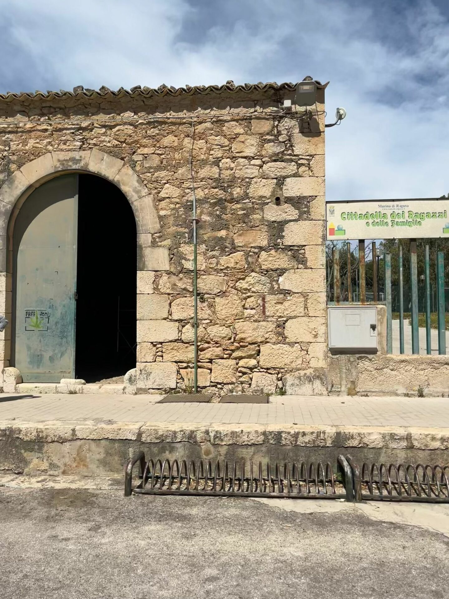 Il fabbricato adiacente ai campetti dei Gesuiti a Marina di Ragusa sarà riqualificato