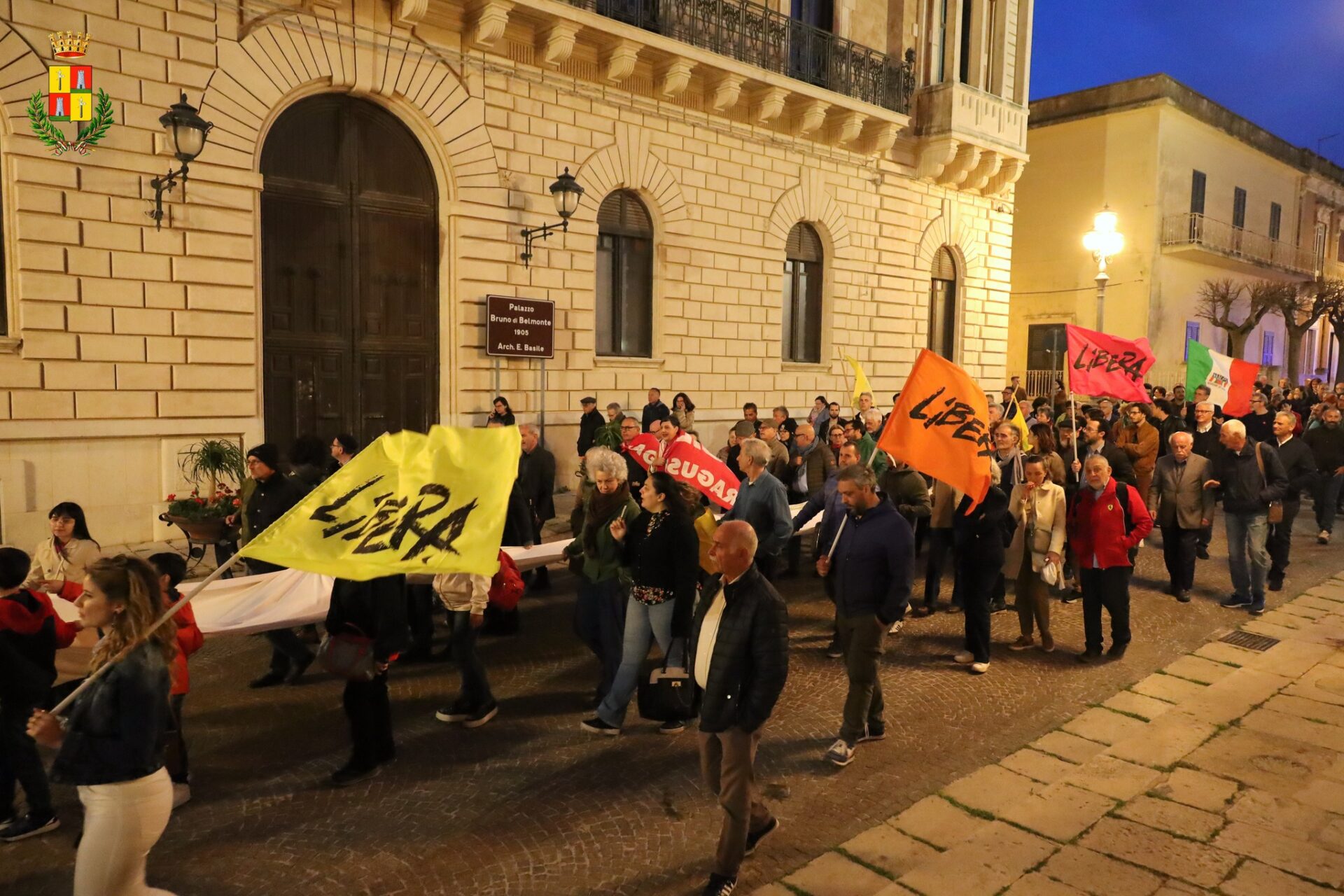 Ispica in marcia di solidarietà per Stefano e Anna vittime di attentato incendiario
