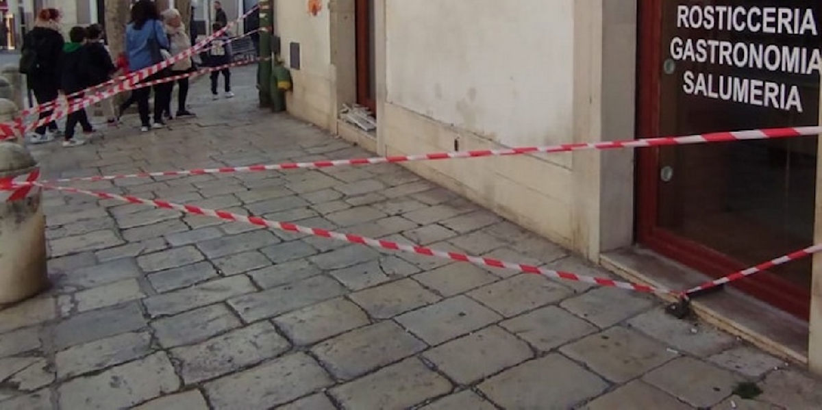 Cade un pezzo di cornicione di un negozio, due feriti durante la festa di S. Giorgio a Modica