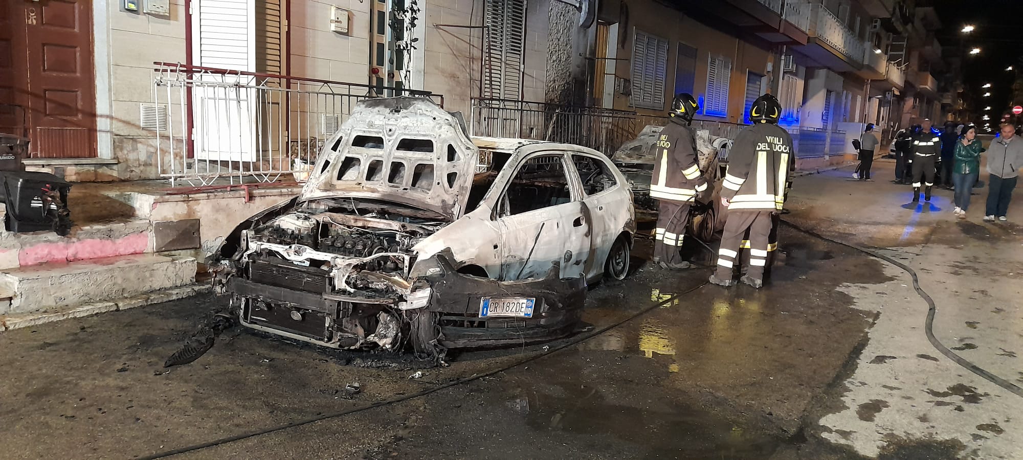 Due auto in fiamme a Pozzallo: coinvolta rete del metano, evacuata una famiglia