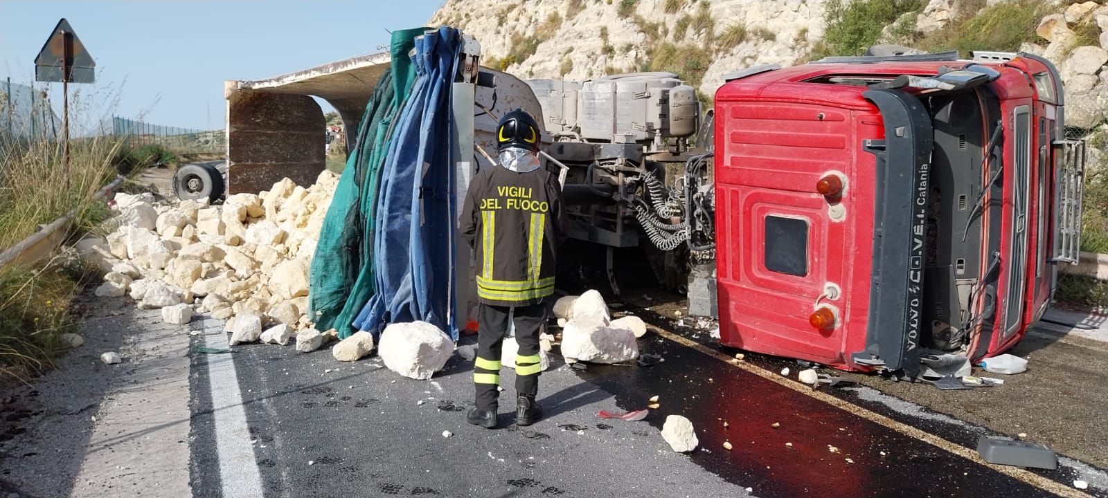 Incidente in Via delle Miniere a Ragusa, si ribalta un autocarro, un ferito