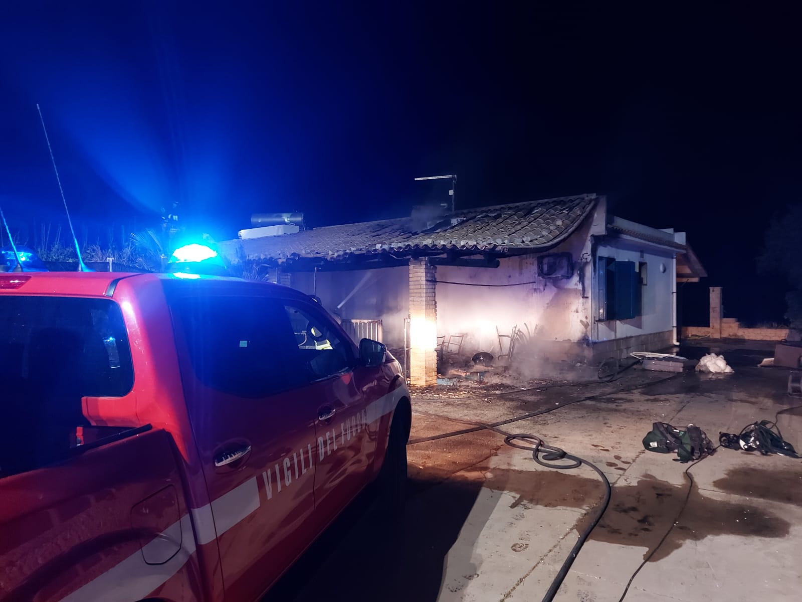 Incendiata la villetta di un chirurgo a Scicli, dolo? Fiamme anche a Comiso