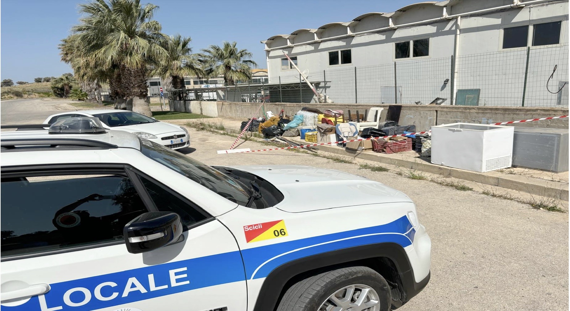 Abbandona 25 metri cubi di rifiuti a Scicli: denunciato dalla Polizia Locale
