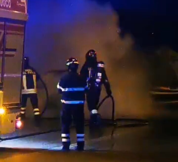 Auto in fiamme a Chiaramonte Gulfi, solo tanta paura