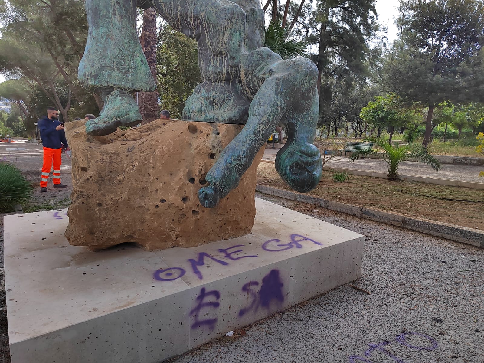 Atto vandalico a Vittoria: imbrattato monumento dedicato ai caduti