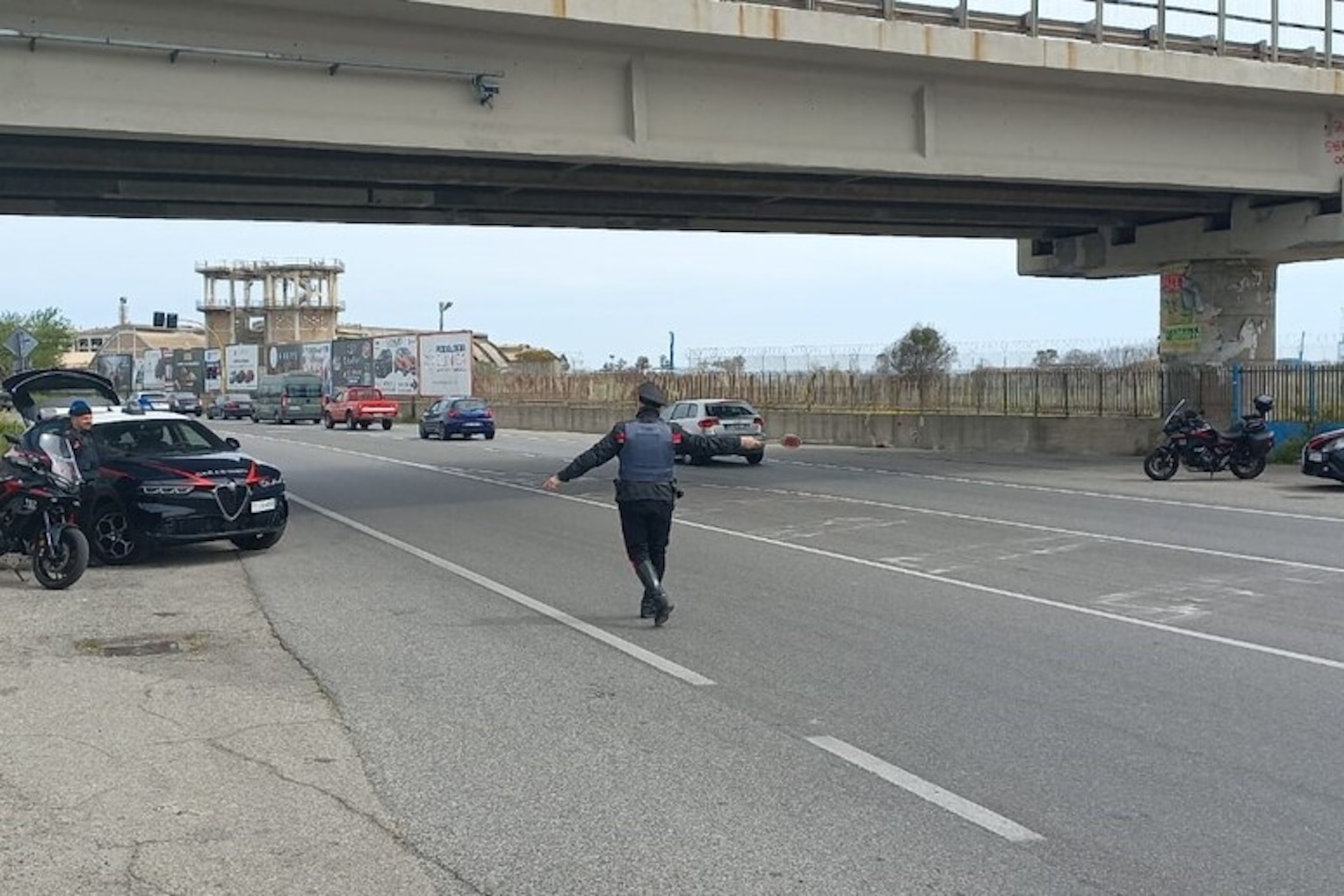Coppia del ragusano fermata dai Carabinieri a Crotone per porto abusivo di armi e resistenza