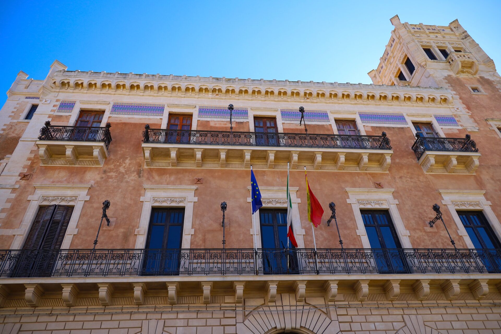 PEF approvato ad Ispica, con maggioranza apparentemente compatta ed aiutino opposizione