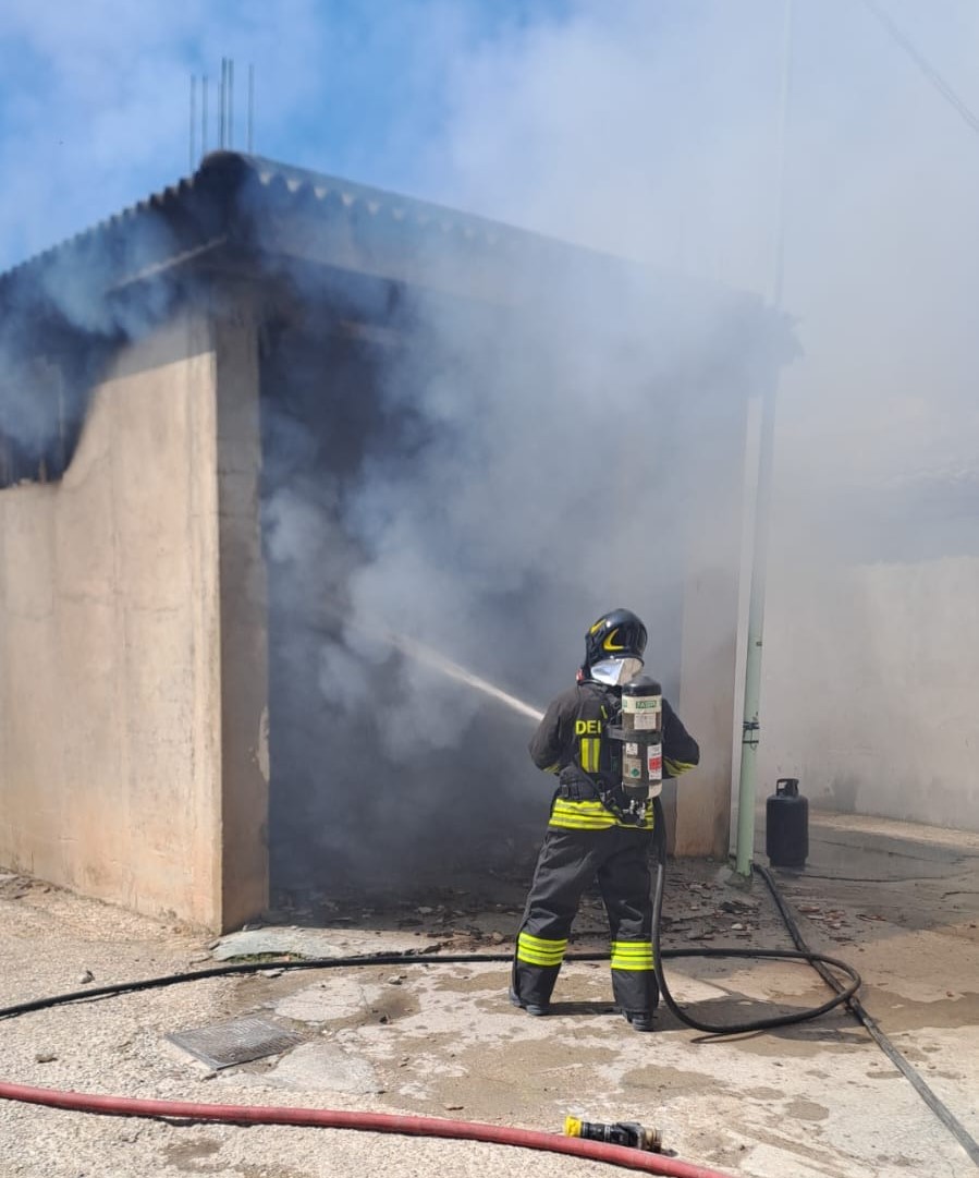 Incendio in un garage a Pedalino, intervengono due squadre di Vigili del Fuoco, indagini in corso