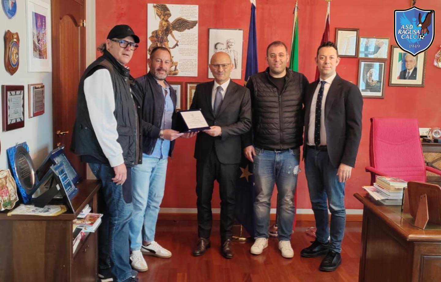 Ragusa Calcio in visita dal Questore, consegnata targa di ringraziamento e una maglia alla Digos