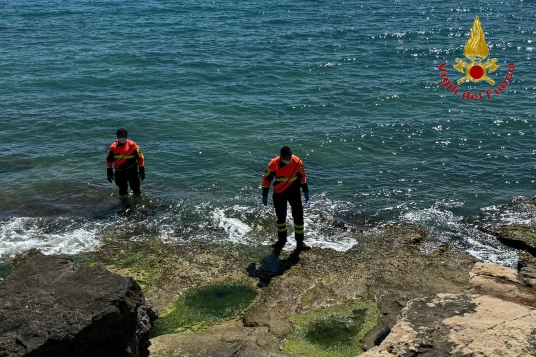 Recuperato dai vigili del fuoco il cadavere ritrovato nel mare a Scicli, trasferito all’obitorio