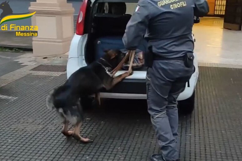 Messina: in viaggio con moglie e figli con 5 chili di droga, ragusano arrestato dalle Fiamme Gialle