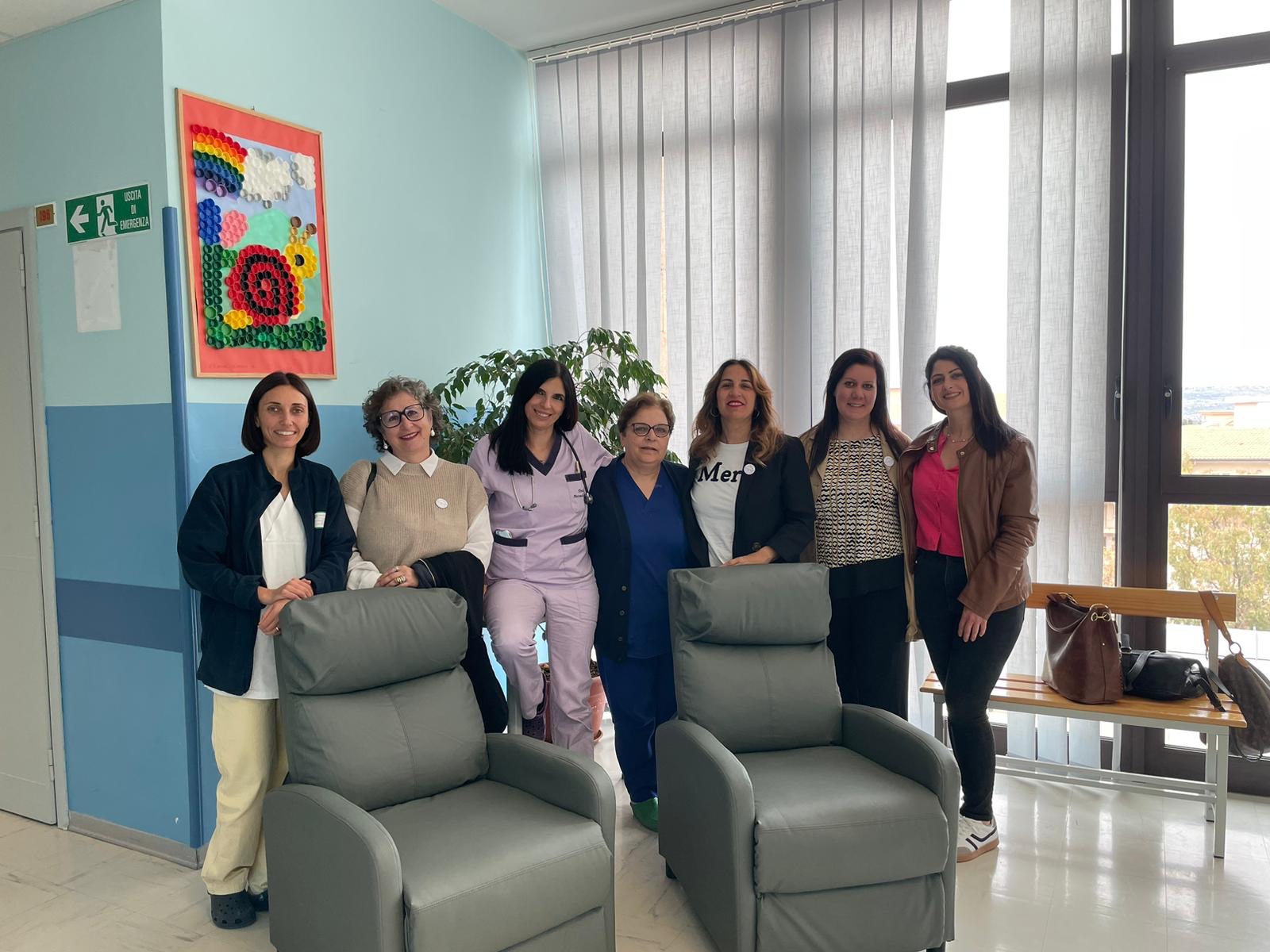 Modica, donate poltrone reclinabili alla pediatria dalla Casa delle Donne di Scicli