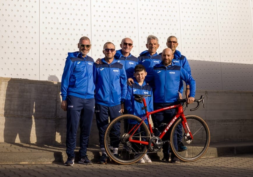 I sei ciclisti modicani e la loro mascotte in partenza per la LIII^ edizione della Nove Colli