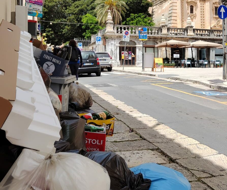 Ragusa in Movimento denuncia la presenza di rifiuti nel centro storico della città