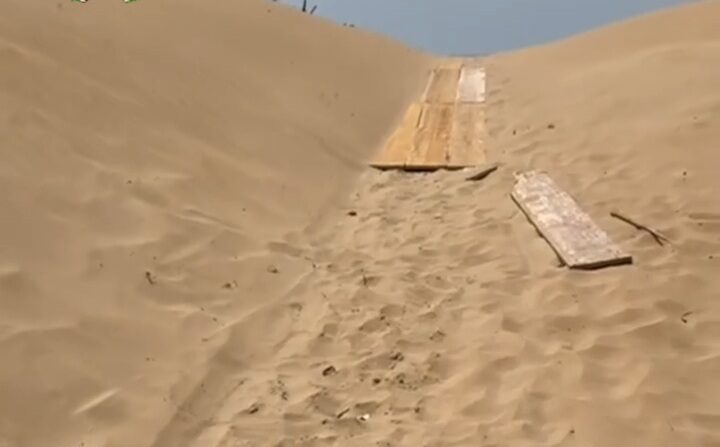 Il Comune di Ispica installa le pedane sulla spiaggia e ignoti le rubano in pieno giorno