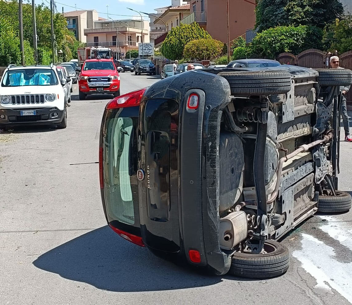 Incidente autonomo a Modica: auto si ribalta in via Pietro Nenni