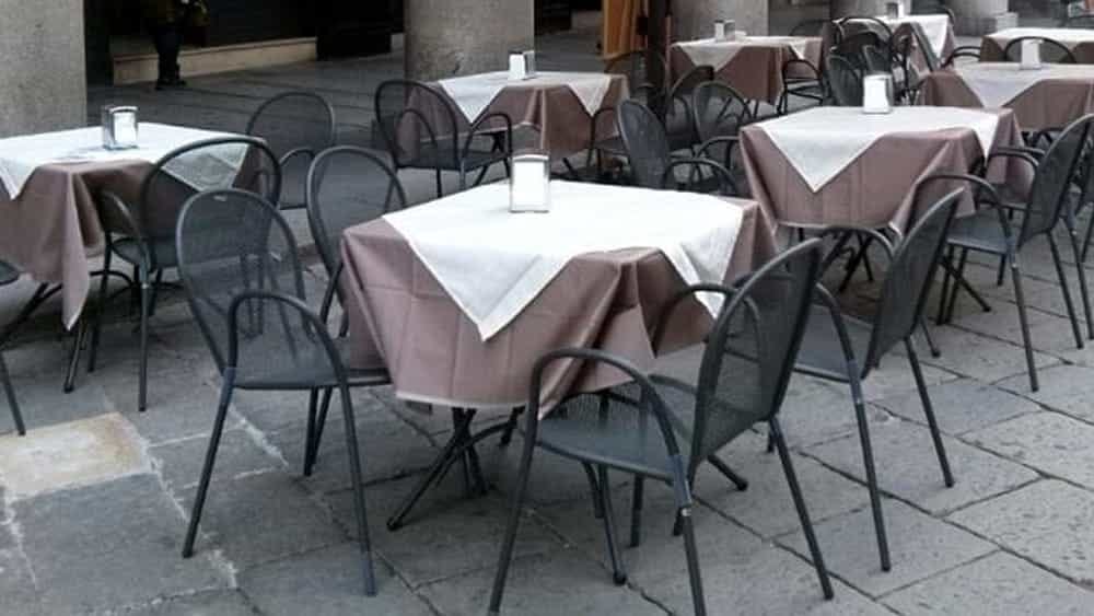 Occupazione abusiva di suolo pubblico, la Polizia Locale sanziona cinque esercizi commerciali