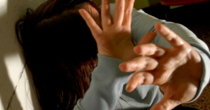 Picchiava ex moglie davanti ai figli: braccialetto elettronico per 39enne a Vittoria