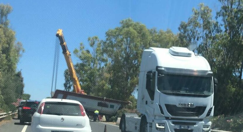 Modica- Pozzallo: rimosso il camion che si era capovolto nell’incidente (foto esclusive)