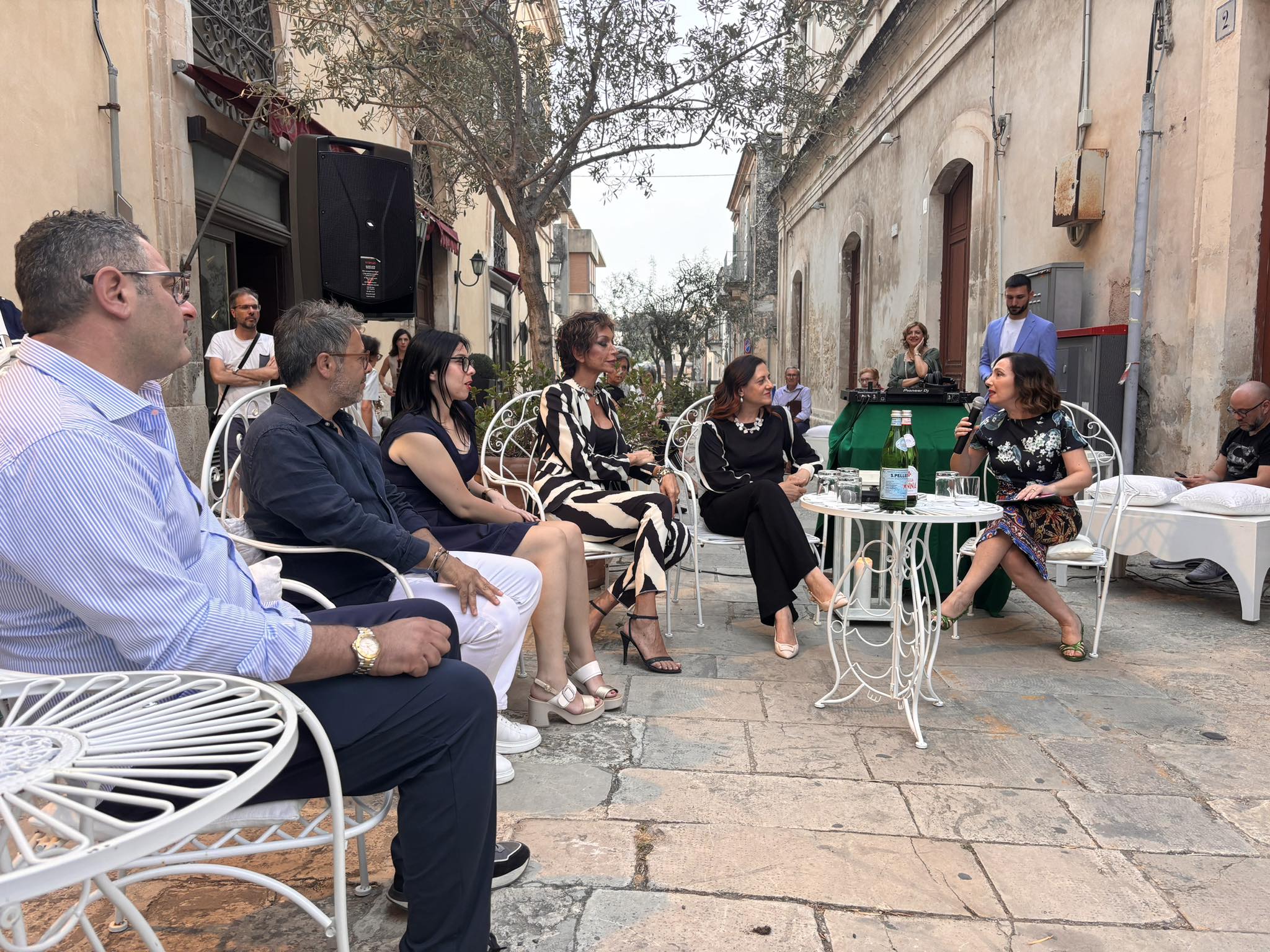 Modica, le Teste di Moro di Cori Amenta per ‘Momenti D’Oro’ incantano il pubblico (foto e video)