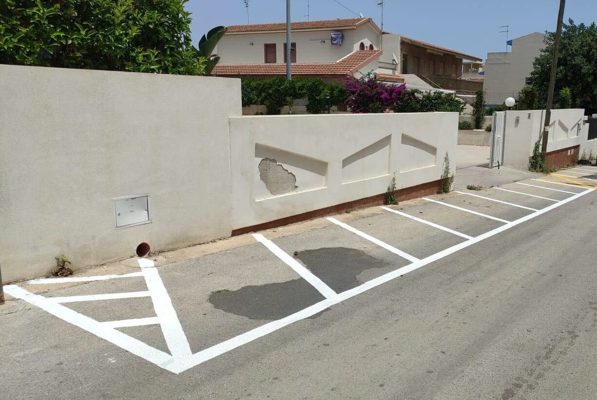 Marina di Modica: in attesa della Piazza arrivano “le strisce bianche” anche davanti ai cancelli