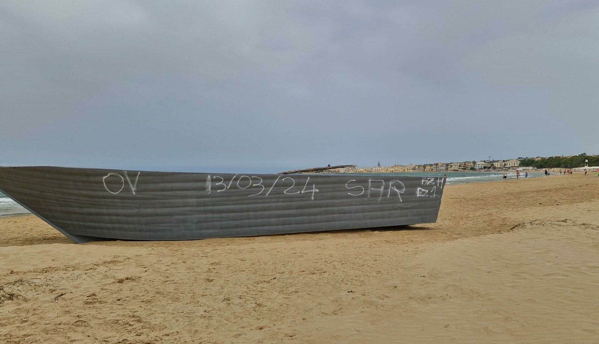 Sulla spiaggia di Sampieri, sventola la bandiera blu, ma di un barchino spiaggiato da mesi