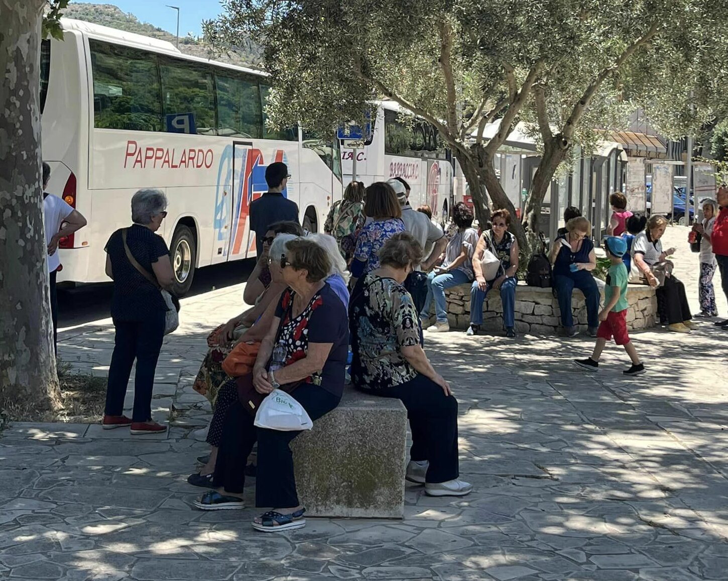 Benvenuti a Modica, turisti di tutte le età senza scelta: il centro storico si raggiunge a piedi