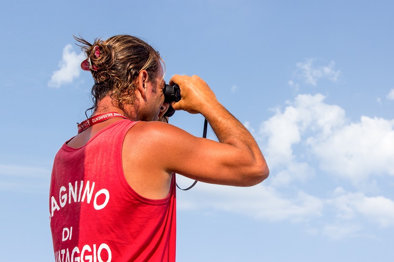 Playa Grande: surfista in difficoltà tratto in salvo da un assistente bagnanti