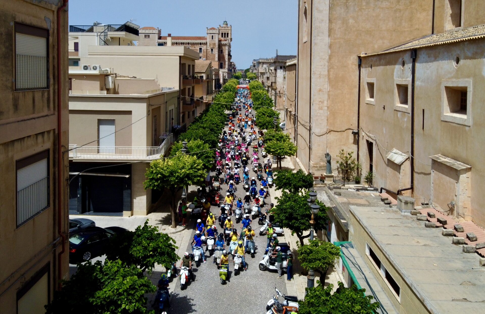 Ispica: “I VESPI SICILIANI – Viaggio alle Origini”: un successo per il Vespa Club