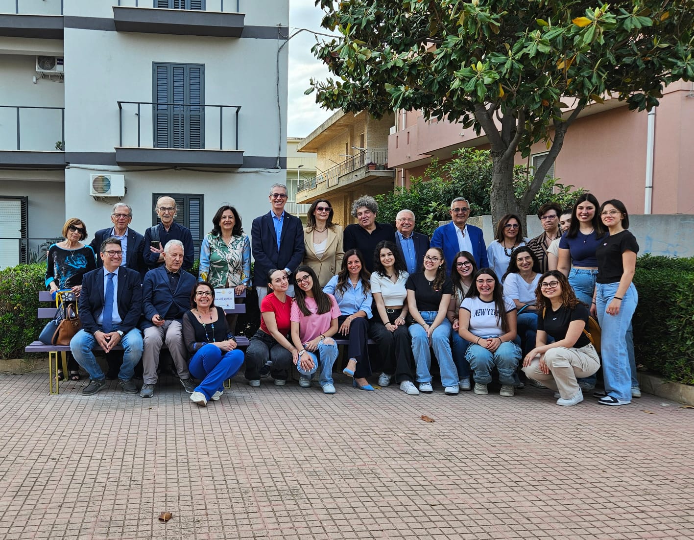 Nascono a Comiso le panchine della gentilezza grazie a Rotary, Comune e ISS Carducci