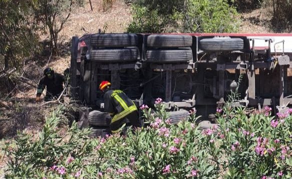 Incidente autonomo sulla Modica-Pozzallo: scoppia pneumatico, camion nella scarpata