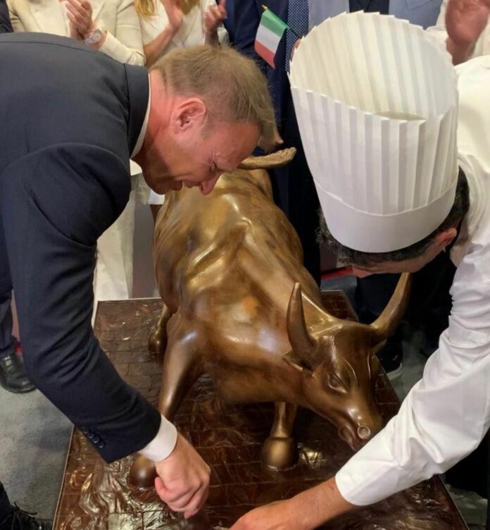 Toro di Wall Street di cioccolato, l’omaggio di Fiasconaro al vittoriese Arturo Di Modica