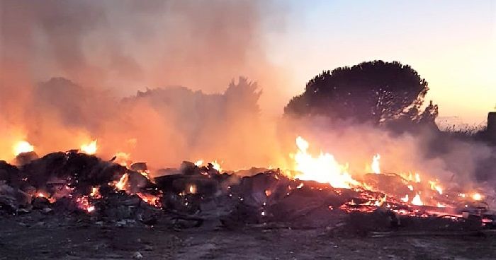 Stoccava e bruciava rifiuti in discarica abusiva, vittoriese denunciato dalla Polizia