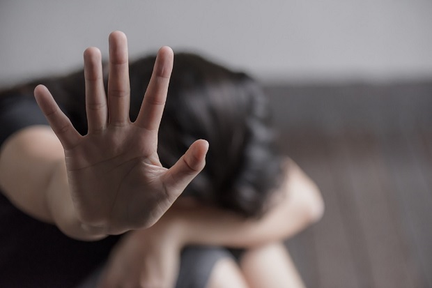 Maltrattava la compagna comisana anche davanti al figlioletto: denunciato 22enne albanese