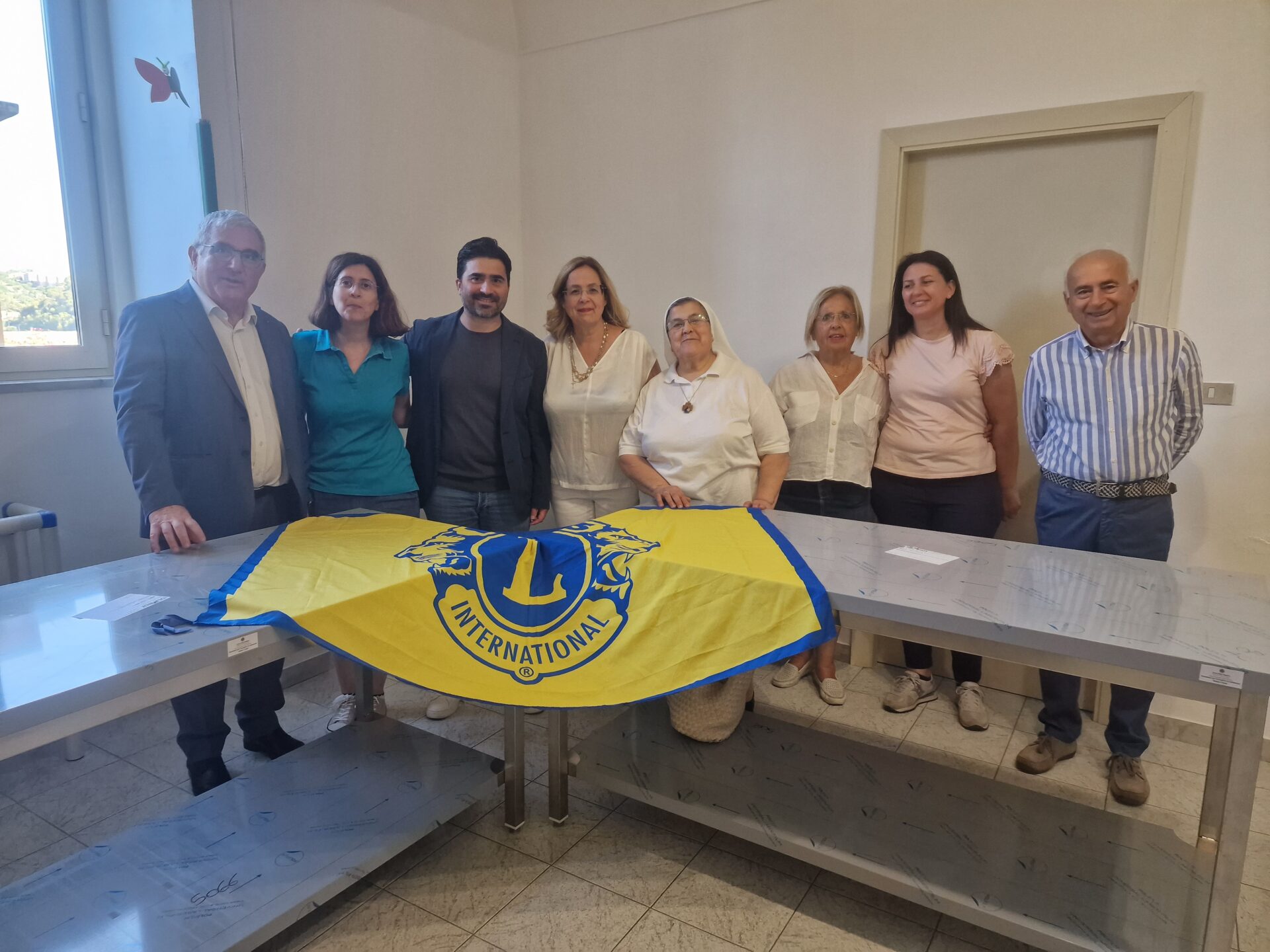 Il Lions Club dona tavoli da lavoro al laboratorio “GustAmì” della comunità per minori delle Suore Carmelitane