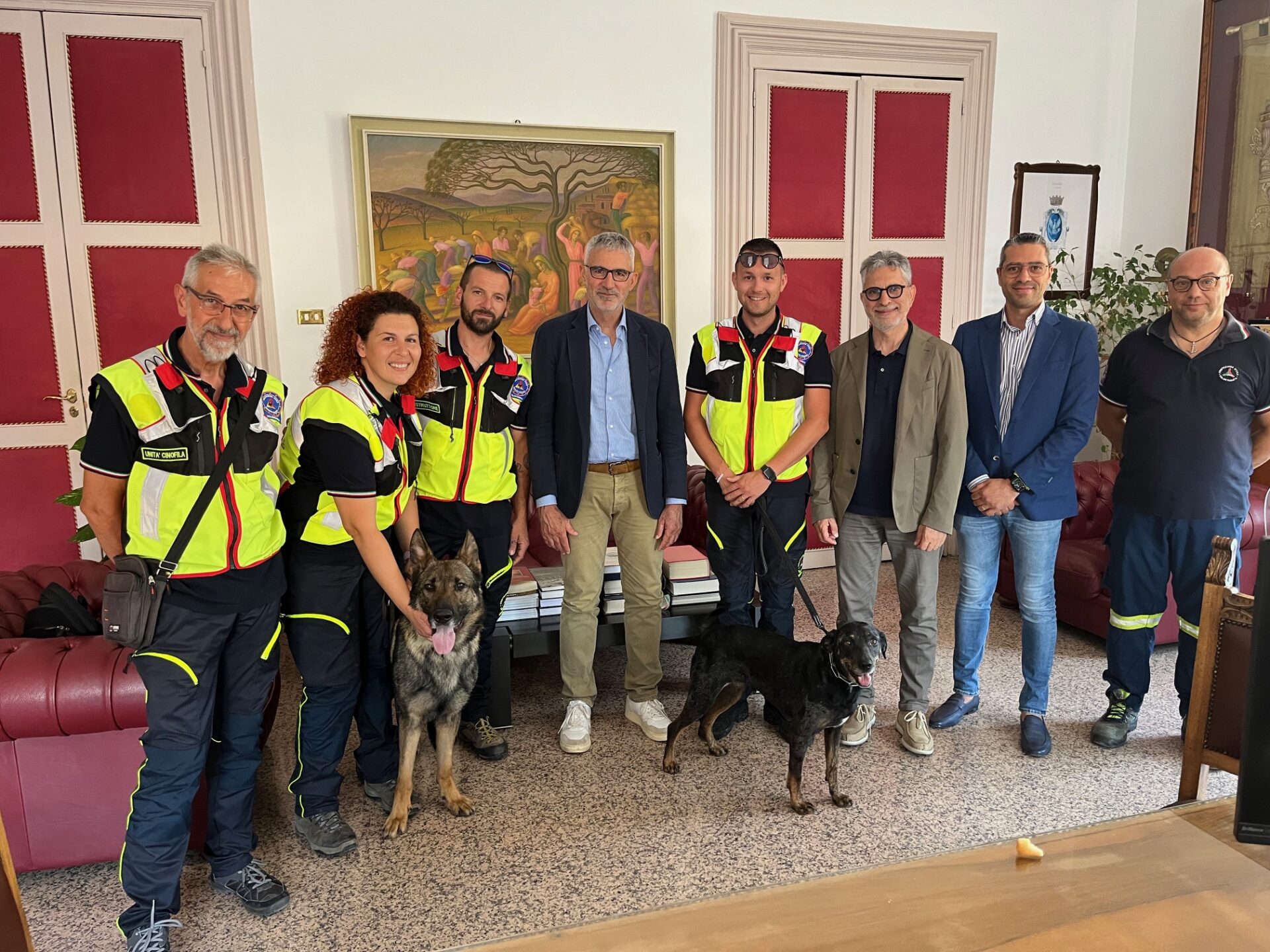 Il nucleo cinofili dell’associazione volontari di Protezione civile in visita a Palazzo dell’Aquila