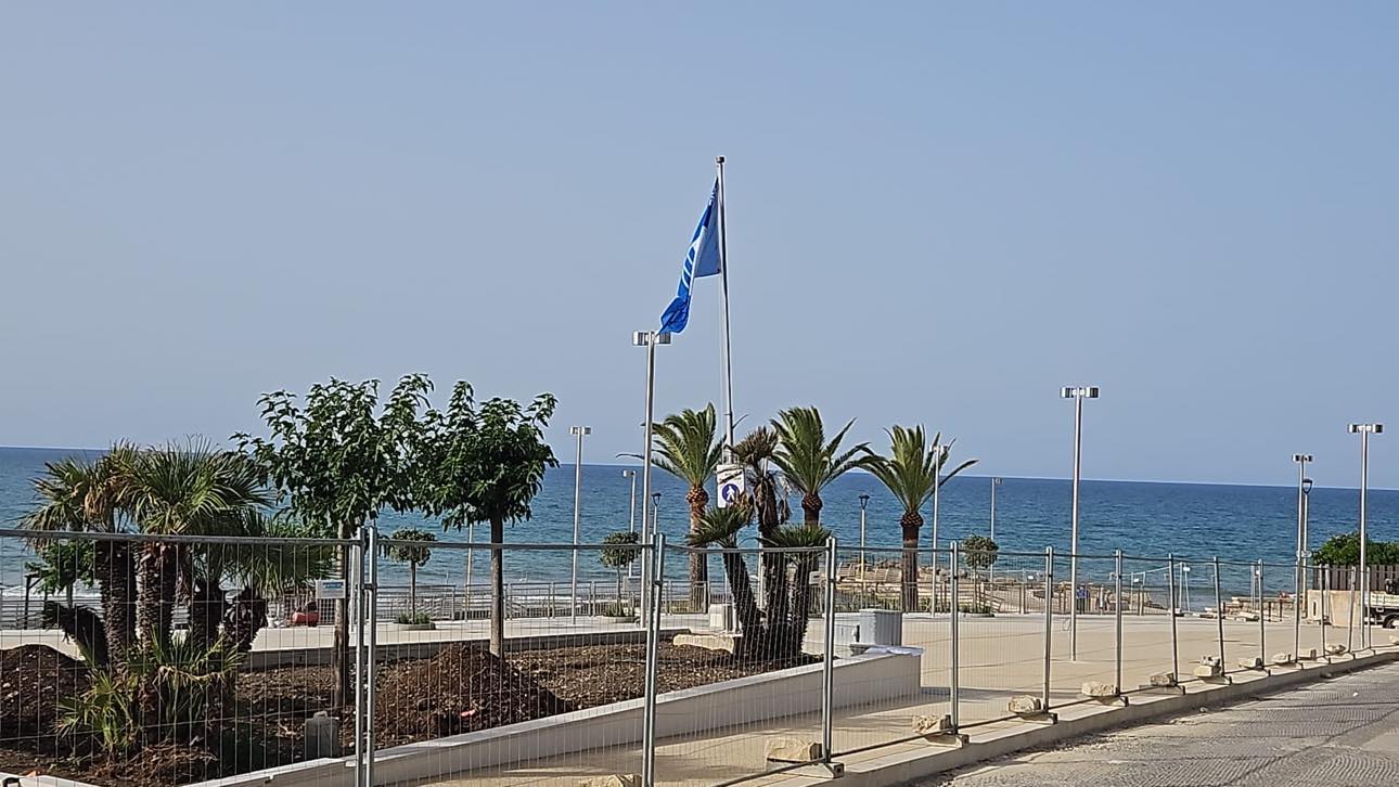 Marina di Modica, la Piazza è ancora chiusa. Piantati pali della luce, sarà la volta buona?