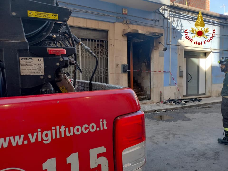 Lasciato dalla fidanzata le brucia la casa, fermato a Vittoria