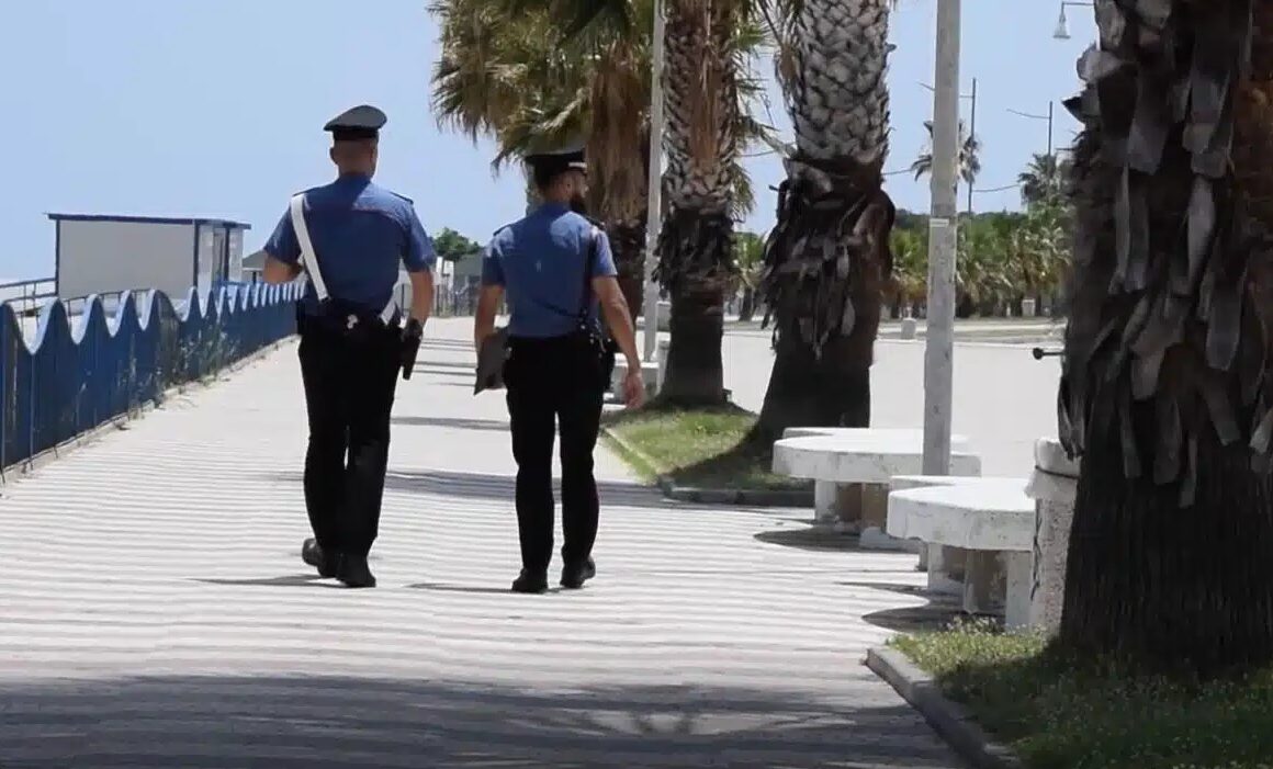 Donnalucata, maltratta la moglie e aggredisce i Carabinieri con un martello: arrestato