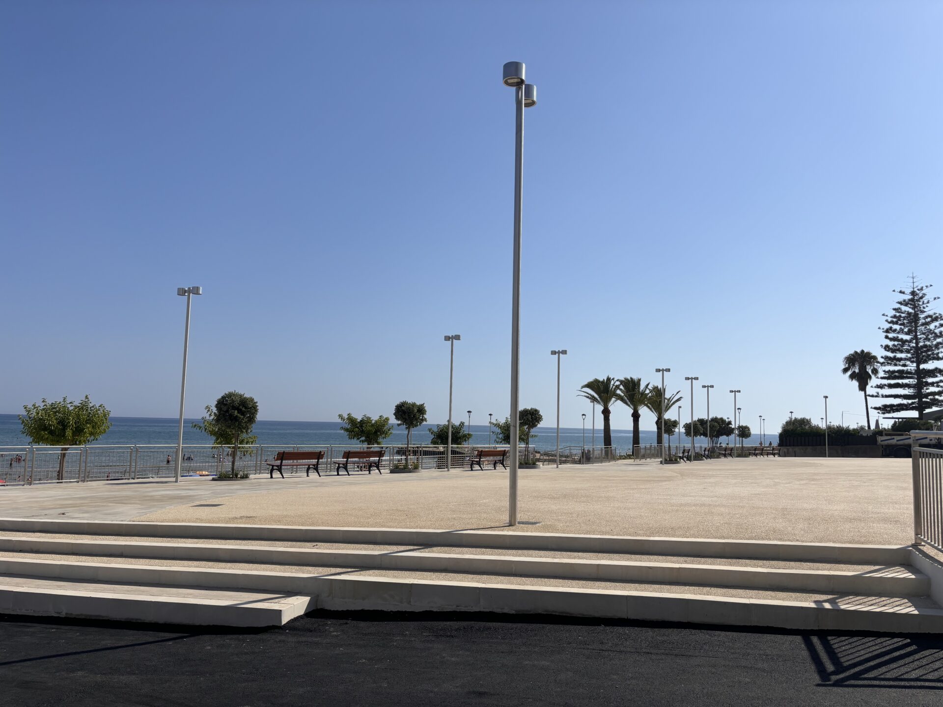 Marina di Modica: nella nuova piazza come sul lungomare sfrecciano monopattini e biciclette