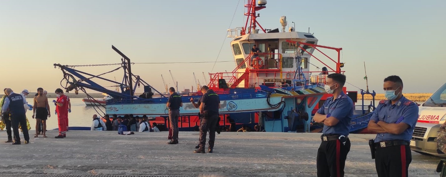 Al Porto di Pozzallo sbarcano 378 migranti salvati da un peschereccio al largo di Portopalo