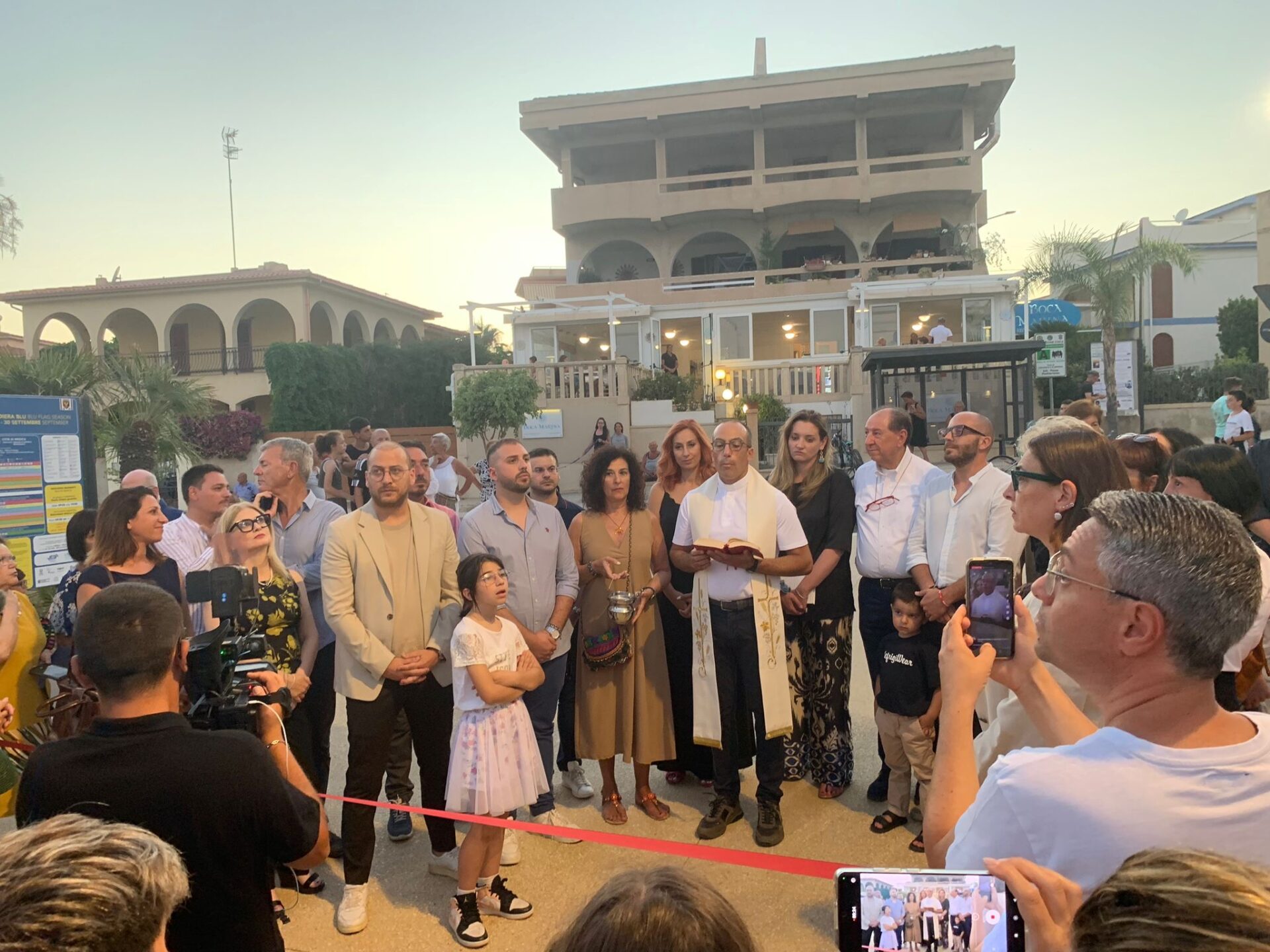 Marina di Modica: riapre piazza Mediterraneo e sono tutti contenti, anche i “nani” di Covato
