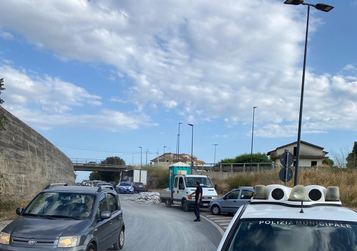 Disagi sulla ex SS 115 di Modica subito dopo la rotatoria di via Dente Crocicchia, traffico in tilt