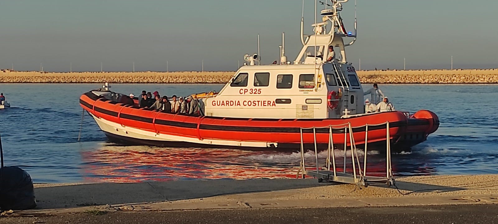 Sbarco questa mattina al Porto di Pozzallo: arrivati in 28 da Bangladesh, Siria ed Egitto