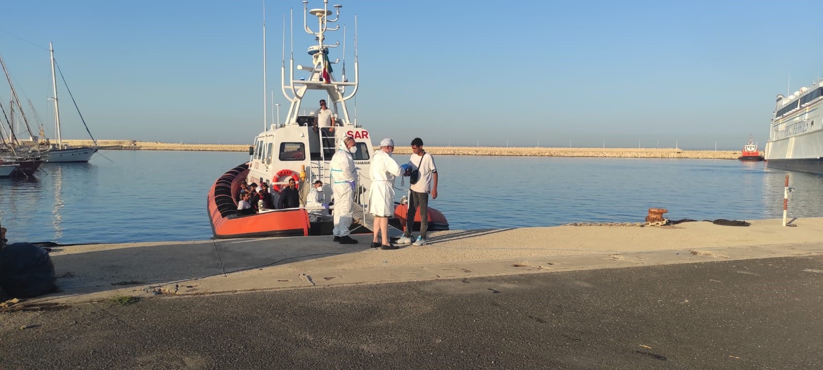 Arrivati a Pozzallo 69 migranti, a bordo della “Louise Michel”, stanno tutti bene