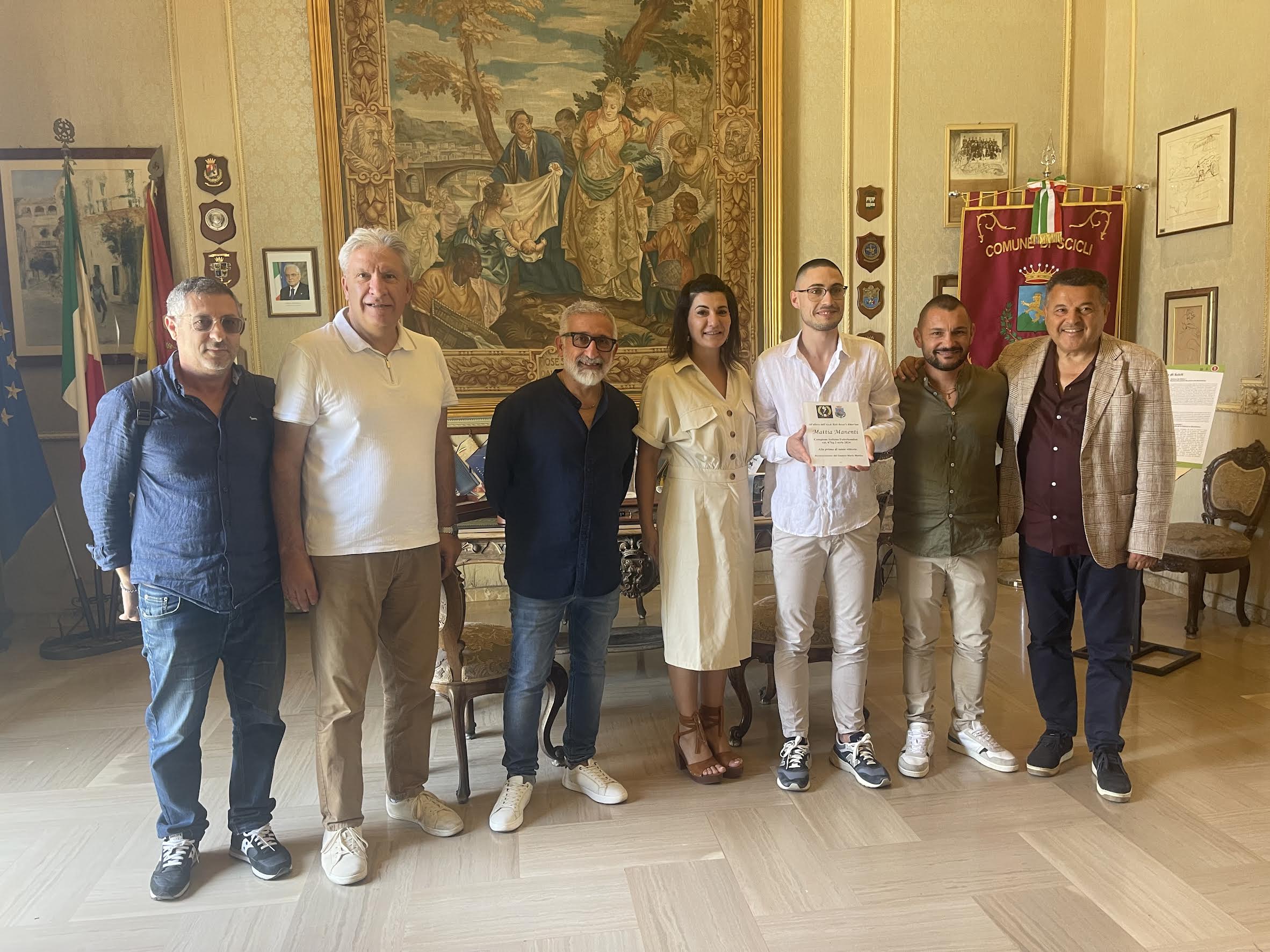 Il campione italiano di Federkombact Mattia Manenti e il maestro Guglielmo Pacetto ricevuti a palazzo di città