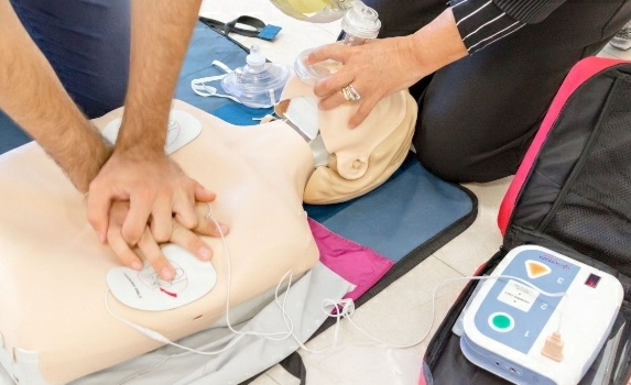 Le norme del primo soccorso e gli approcci al DAE, un incontro formativo a Scoglitti