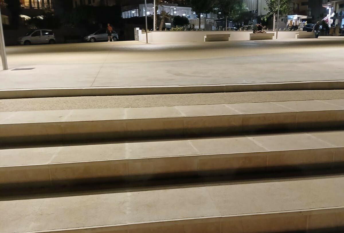 In Piazza Mediterraneo a Marina di Modica l’attrazione è lo scalino “stocca cuoddu”