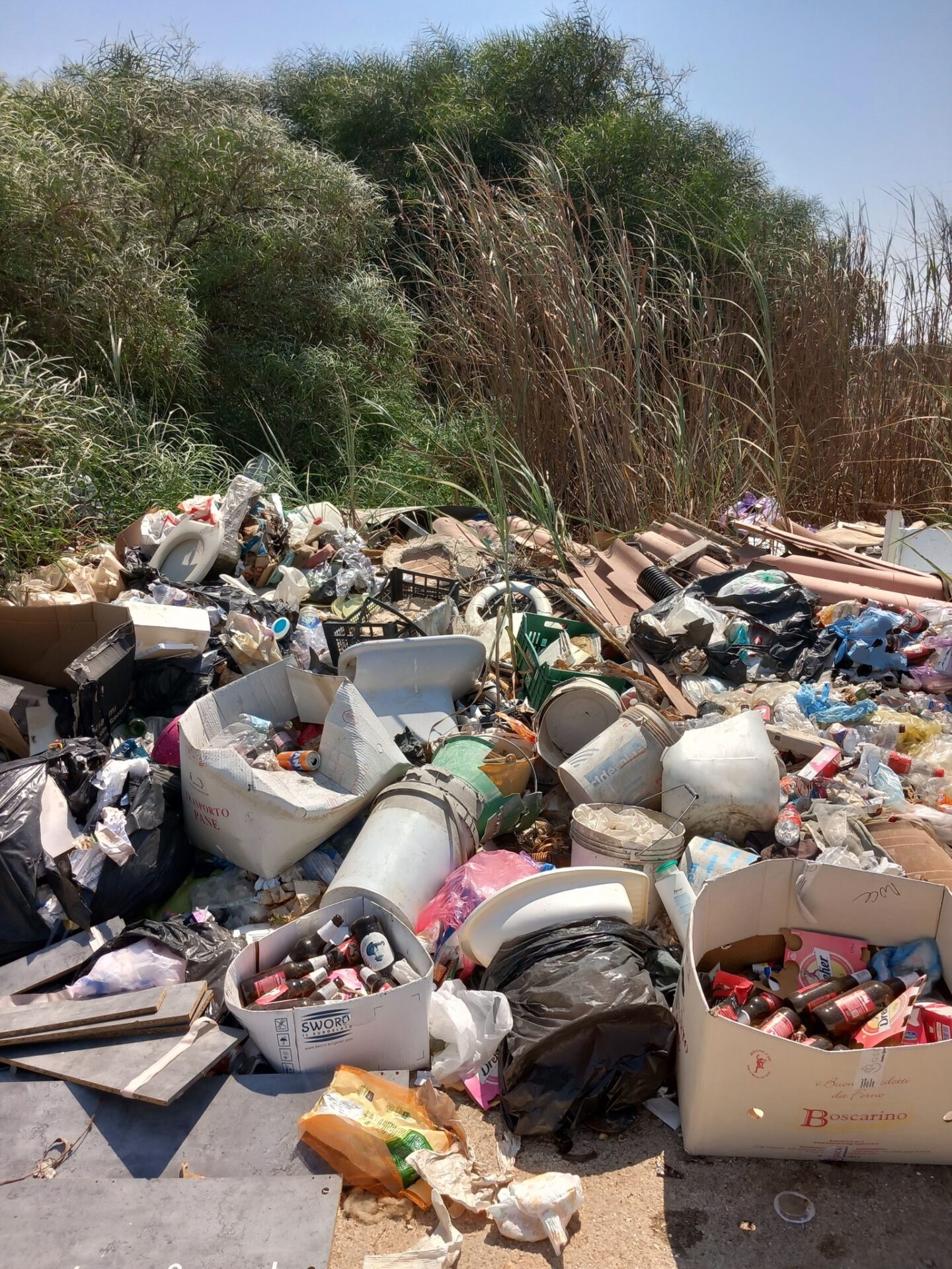 Via dei Mughetti alla Marza immersa dai rifiuti e abbandonata i residenti chiedono la bonifica